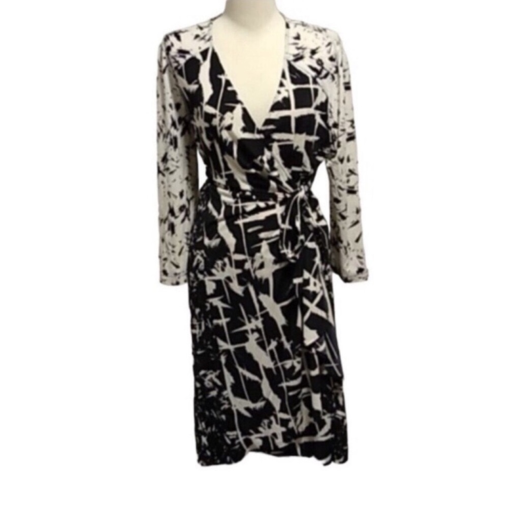 Like New BCBG Women’s Sz Medium BLACK & IVORY color Abstract Palm Surplice Dress